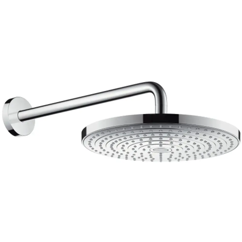 Hansgrohe Kopfbrause mit flacher, runder Sprühfläche und Brausearm in Chrom, montiert an der Wand mit gleichmäßiger Anordnung der Düsen.